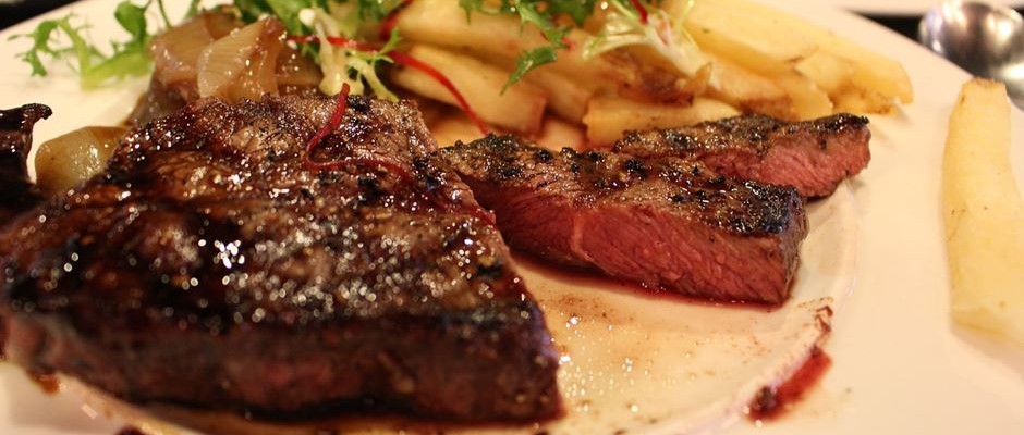 Steak Medium Rare mit Beilage