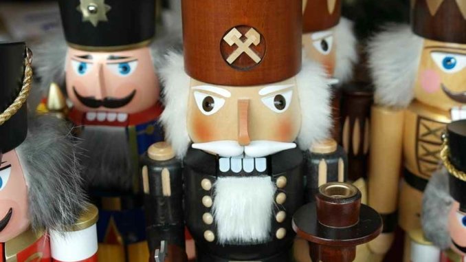 Nussknacker auf dem Weihnachtsmarkt Nussknacker auf dem Weihnachtsmarkt