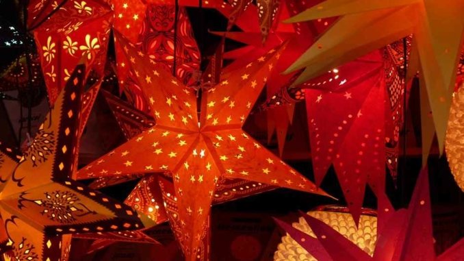 Weihnachtssterne auf dem Weihnachtsmarkt Weihnachtssterne auf dem Weihnachtsmarkt