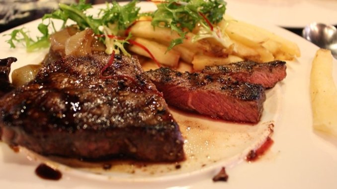 Steak Medium Rare mit Beilage Steak Medium Rare mit Beilage