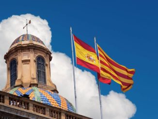 Katalanische und Spanische Flagge auf Gebäude - Top