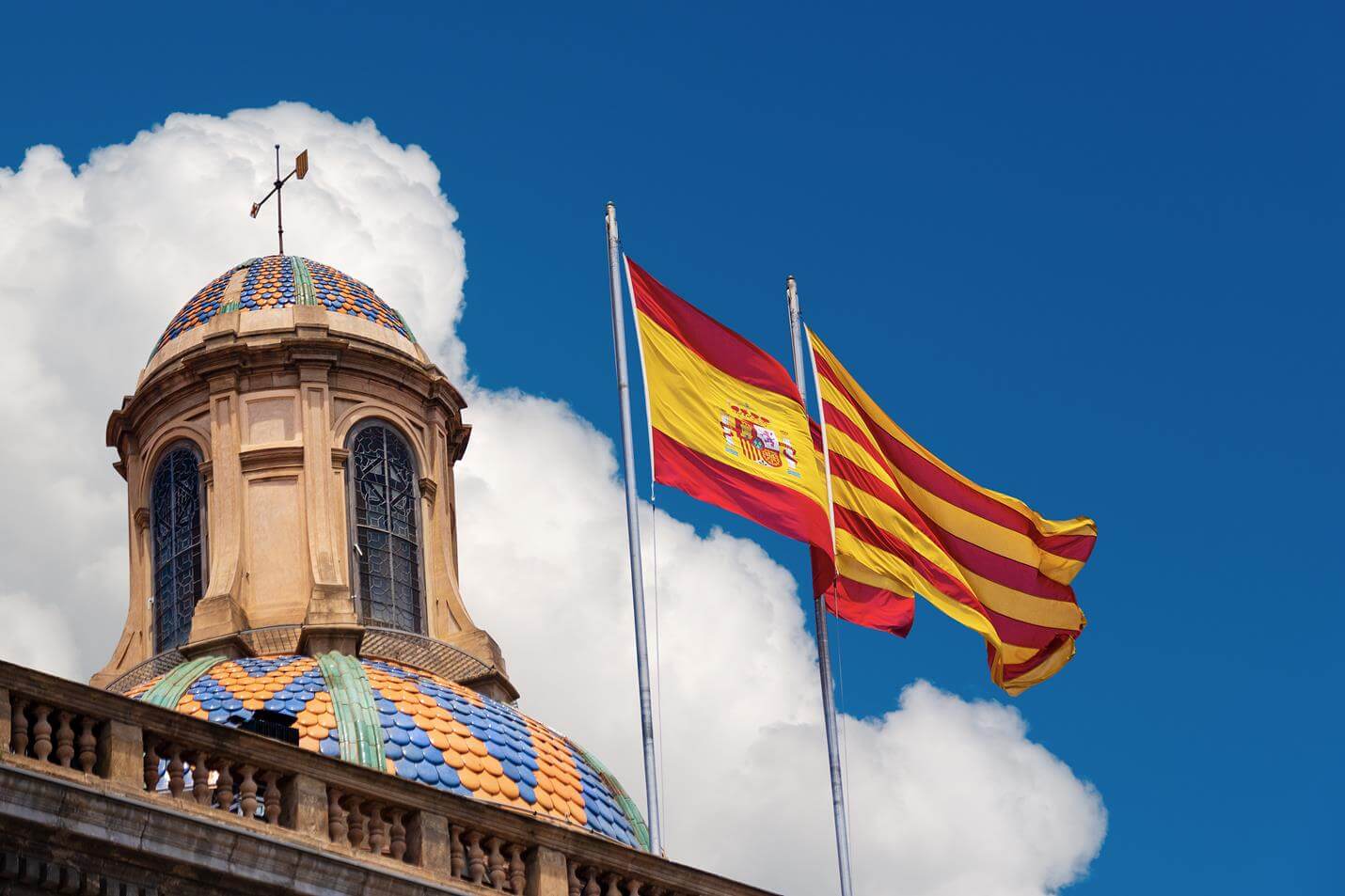 Katalanische-und-Spanische-Flagge-auf-Gebäude-Top